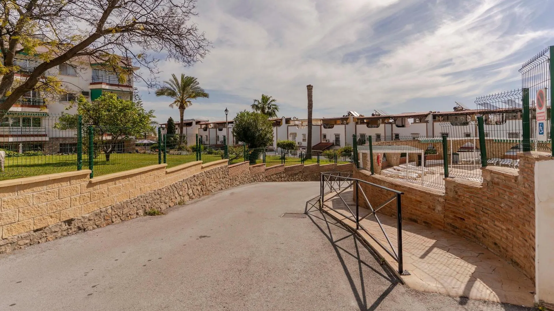 Rentitspain Pequeno Paraiso Confort Y Piscina Torremolinos