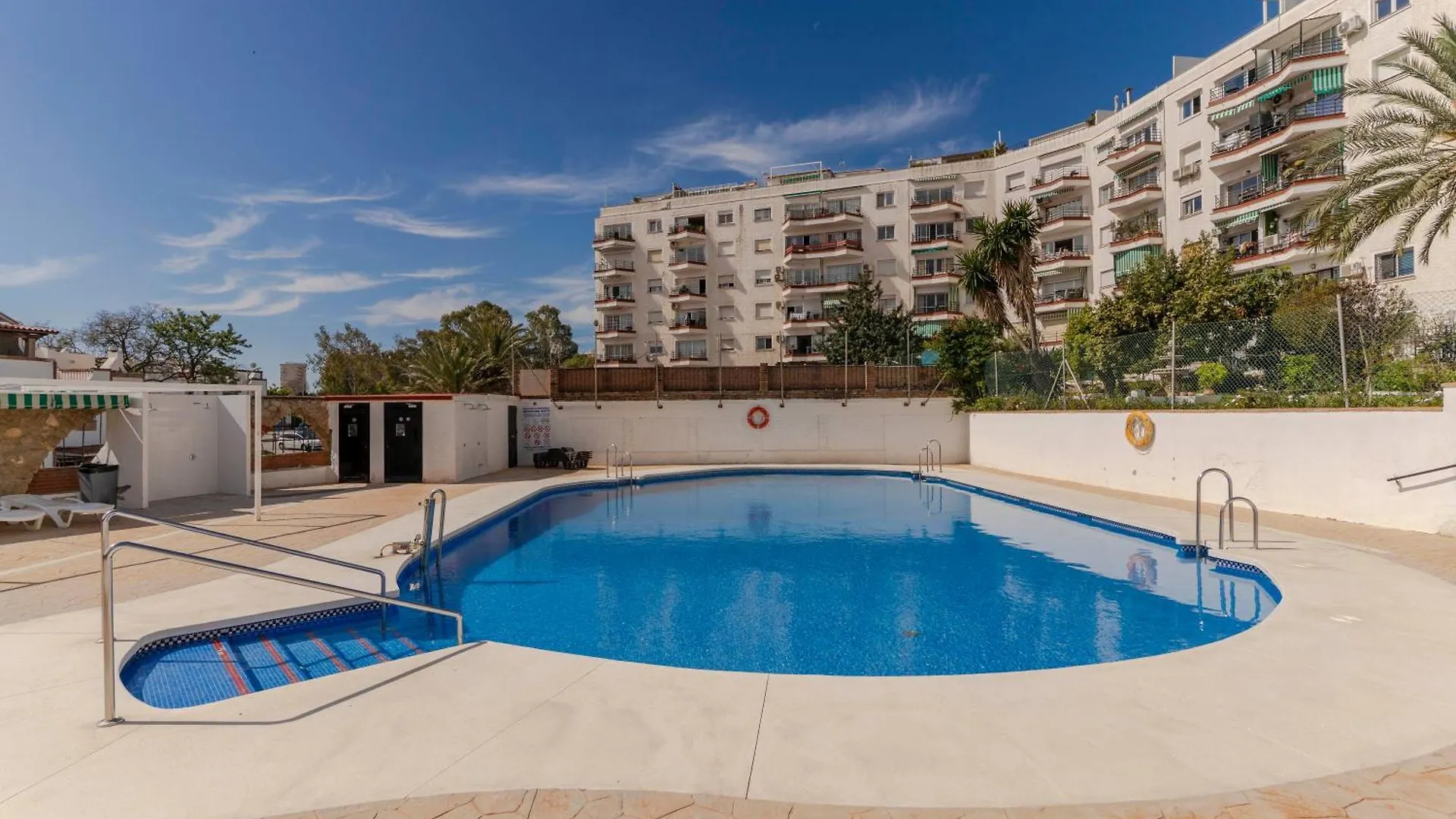 Rentitspain Pequeno Paraiso Confort Y Piscina Torremolinos